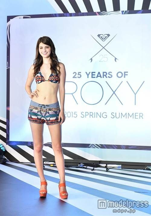 マギーの美バストでスタイル抜群のエロイ水着、スケスケ下着姿画像