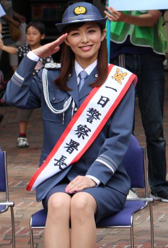 伊藤綾子アナ 一日警察署長制服姿、胸チラ、パンチラエロ画像