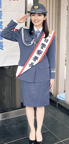 伊藤綾子アナ 一日警察署長制服姿、胸チラ、パンチラエロ画像