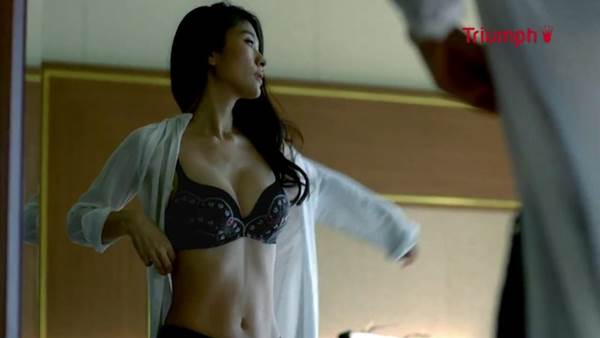 篠原涼子 シャツの下から見えるセクシーなブラジャー下着エロ画像