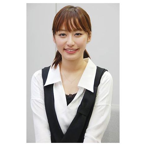 枡田絵理奈アナ 胸の谷間が見えてる、スカートからパンツが見えそうな画像