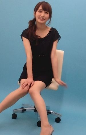 枡田絵理奈アナ 胸の谷間が見えてる、スカートからパンツが見えそうな画像