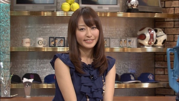 枡田絵理奈アナ 胸の谷間が見えてる、スカートからパンツが見えそうな画像