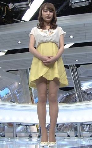 枡田絵理奈アナ 胸の谷間が見えてる、スカートからパンツが見えそうな画像