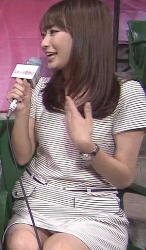 枡田絵理奈アナ 胸の谷間が見えてる、スカートからパンツが見えそうな画像
