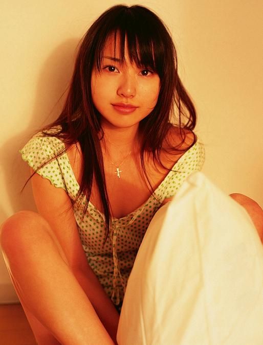 戸田恵梨香 ビキニ水着、服の上から乳首がぽっちり見えるお色気画像