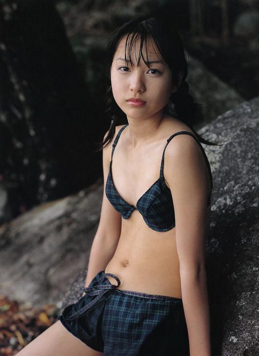 戸田恵梨香 ビキニ水着、服の上から乳首がぽっちり見えるお色気画像