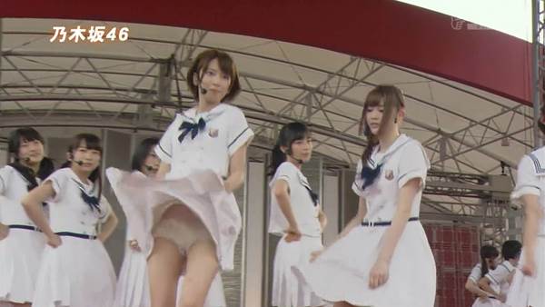 乃木坂４６の女子高生制服姿でのパンチラ等のエロイ画像