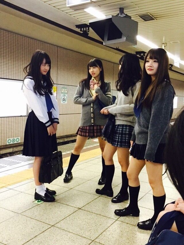 乃木坂４６の女子高生制服姿でのパンチラ等のエロイ画像