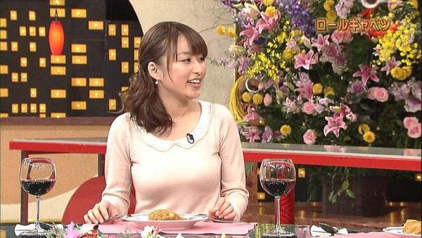 枡田絵理奈アナの巨乳バスト画像「料理を前にきゃぴきゃぴ」