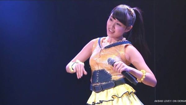 AKB48野村奈央のライブで踊っているときの巨乳おっぱいミニスカ生足画像