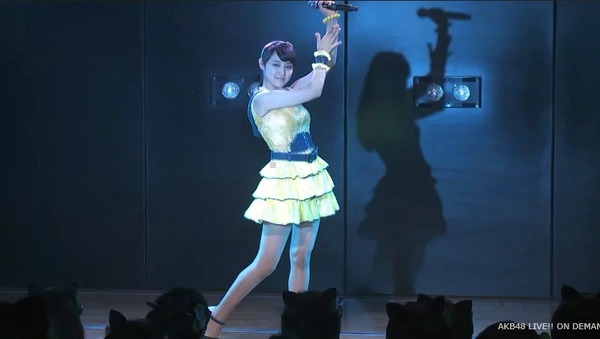 AKB48野村奈央のライブで踊っているときの巨乳おっぱいミニスカ生足画像