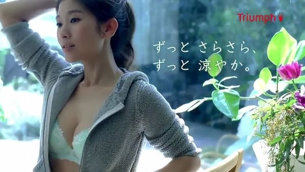 篠原涼子のショートパンツで天使のブラジャー見せエロ画像