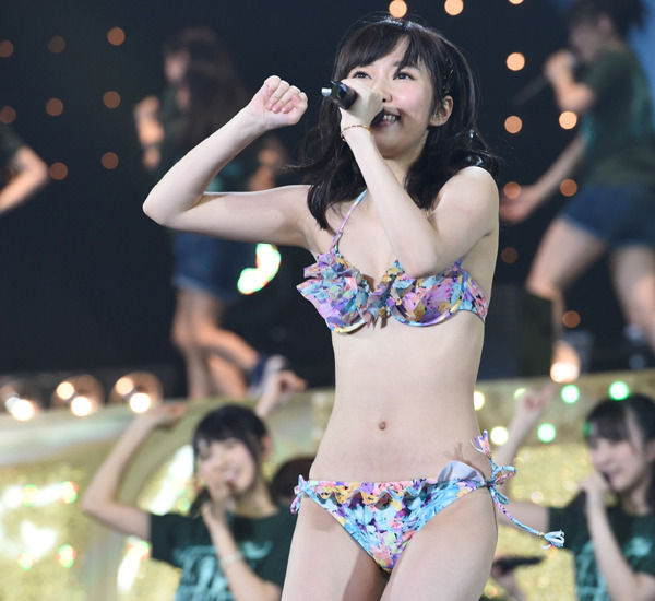 ＨＫＴ４８指原莉乃がコンサートで生着替え、ビキニ水着姿でライブ画像と動画