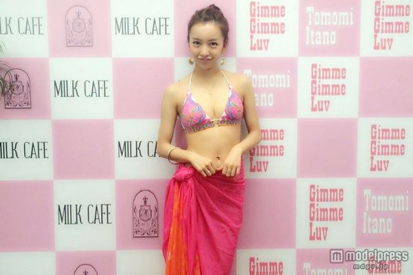 MILK CAFEにビキニ水着で登場のAKB48板野友美グラビア画像