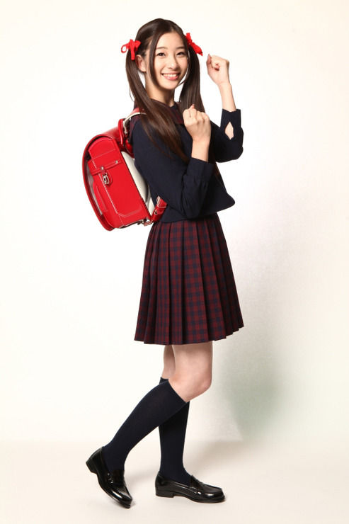 足立梨花のツインテールにランドセルを背負った小学生風のコスプレ姿画像