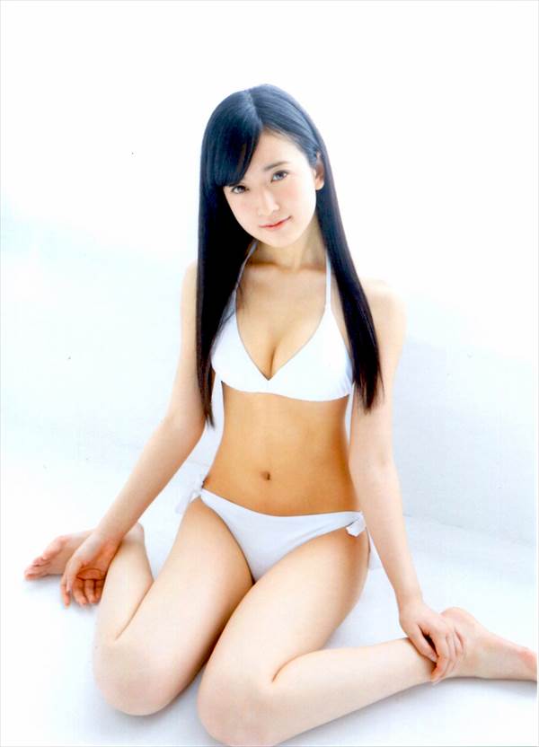 NMB48須藤凜々花のビキニ水着、胸の谷間、太もも、生足エロ画像