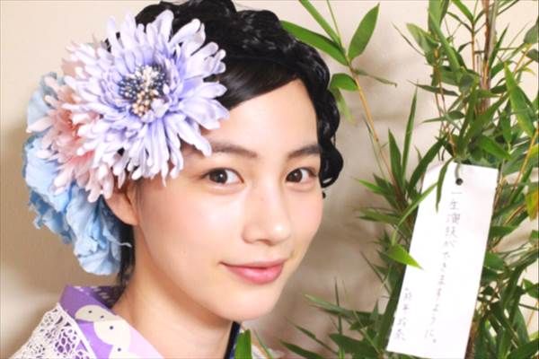 女優能年玲奈の浴衣姿で花を頭にさしてる画像　七夕の願いは「一生演技ができますように」