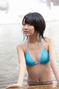 荻野可鈴のビキニ水着、制服姿のエロ可愛い画像２「しっとりと濡れた素肌が心をかき乱す」