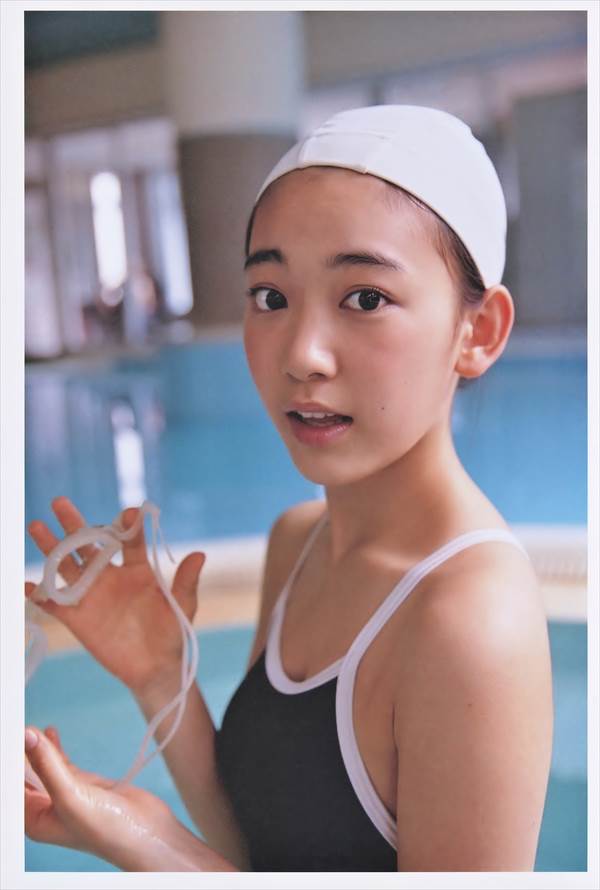 HKT48宮脇咲良のビキニ、スクール水着グラビアエロ画像「若さ爆発」