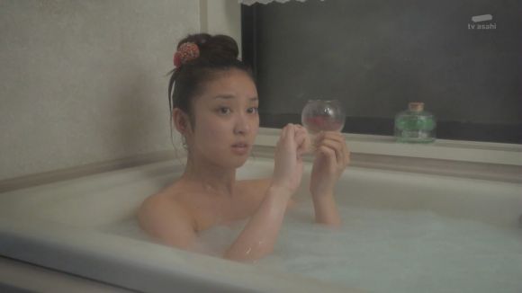 女優武井咲のビキニ水着、ブラジャーチラ、パンスト脱ぎ、生足、太ももエロ画像