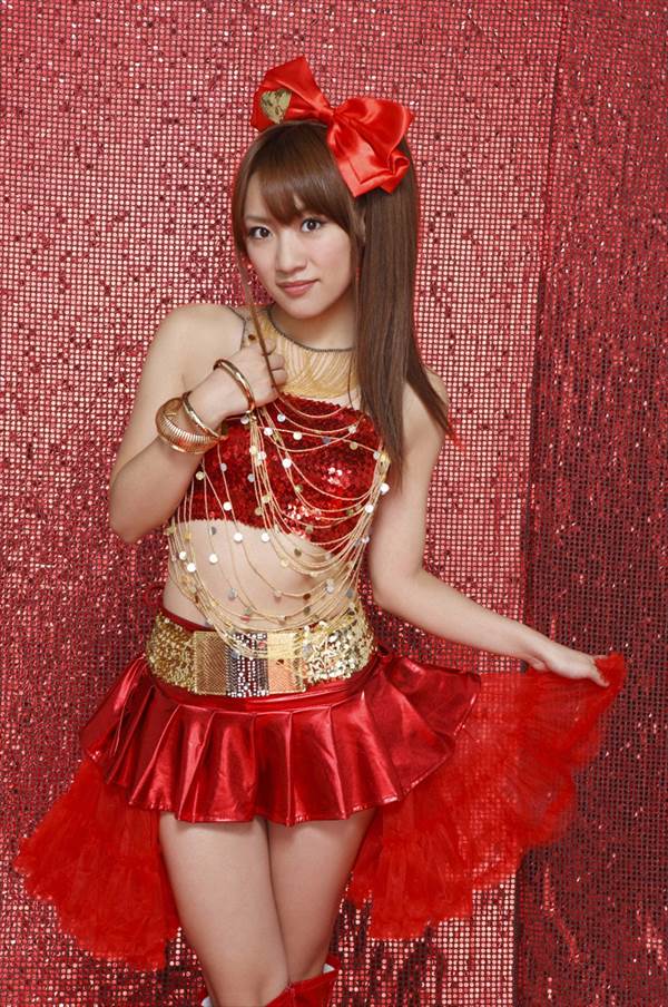 AKB48高橋みなみのミニスカでヘソ・お腹丸出しの露出度の高い服装画像