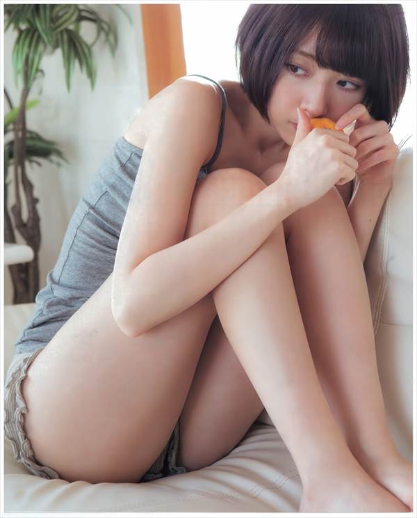 セクシー写真集発売の乃木坂46橋本奈々未の下着姿、裸にふとん、生足・太ももエロ画像