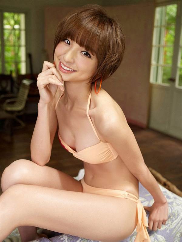 ファッションモデル篠田麻里子のパンチラ放送事故、ビキニ水着画像「特技は似顔絵」