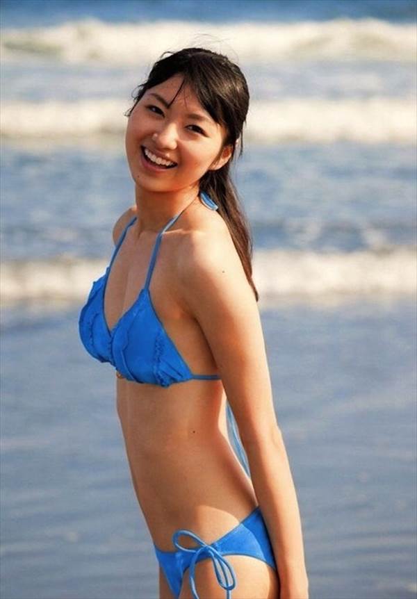 声優戸松遥の青、赤、黄色、白などカラフルなビキニ水着画像