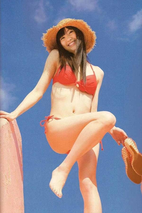 声優戸松遥の青、赤、黄色、白などカラフルなビキニ水着画像