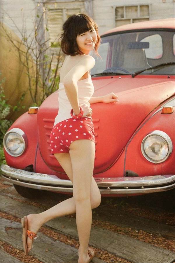 声優戸松遥の青、赤、黄色、白などカラフルなビキニ水着画像