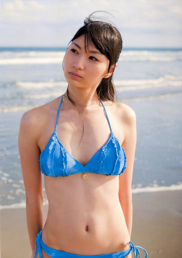 声優戸松遥の青、赤、黄色、白などカラフルなビキニ水着画像