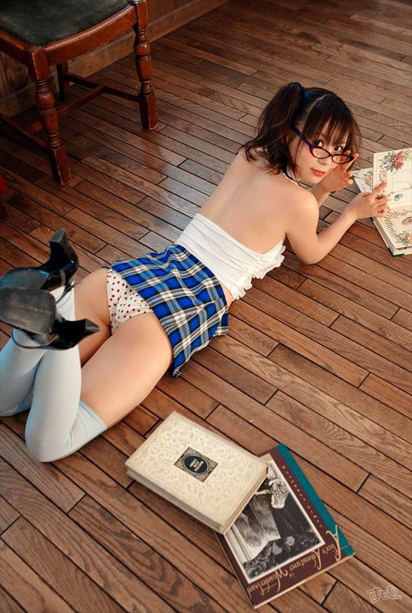 中川翔子のミニスカでエロい水玉パンチラ、巨乳の胸・おっぱいの谷間、ドレス姿で生足・太もも画像