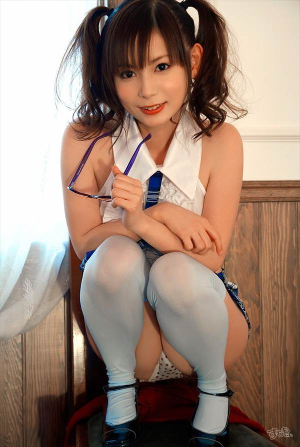 中川翔子のミニスカでエロい水玉パンチラ、巨乳の胸・おっぱいの谷間、ドレス姿で生足・太もも画像