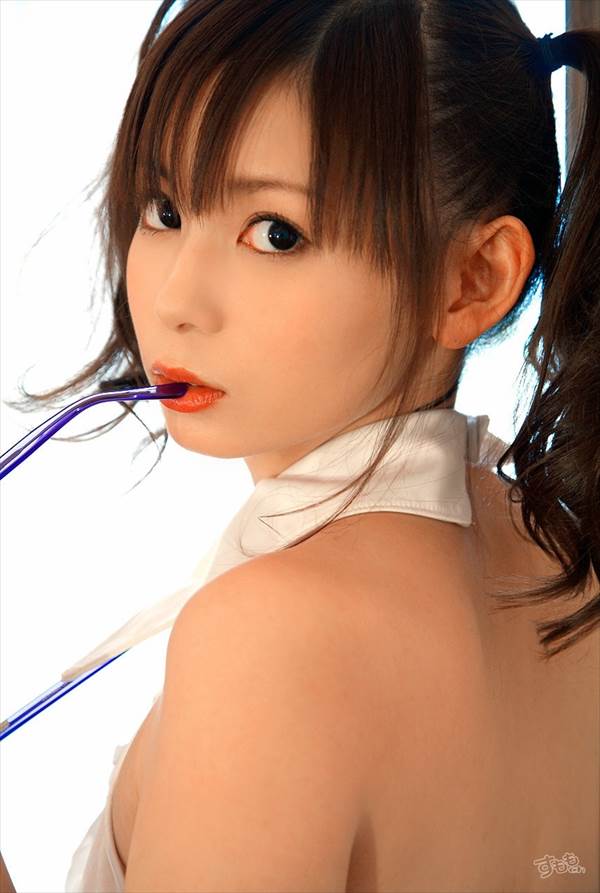 中川翔子のミニスカでエロい水玉パンチラ、巨乳の胸・おっぱいの谷間、ドレス姿で生足・太もも画像