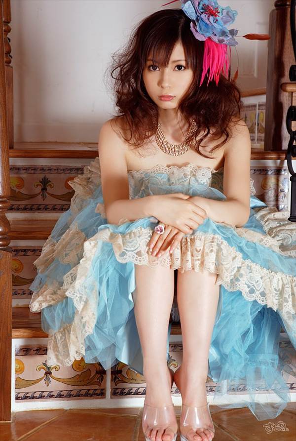 中川翔子のミニスカでエロい水玉パンチラ、巨乳の胸・おっぱいの谷間、ドレス姿で生足・太もも画像
