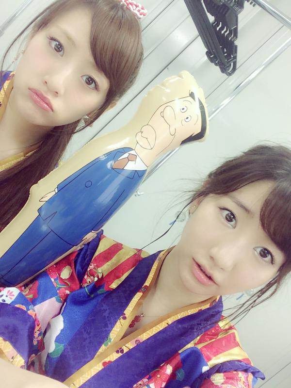 AKB48・柏木由紀が白ビキニにショートパンツのセクシーショットツイッター画像