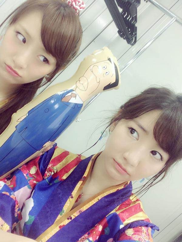AKB48・柏木由紀が白ビキニにショートパンツのセクシーショットツイッター画像