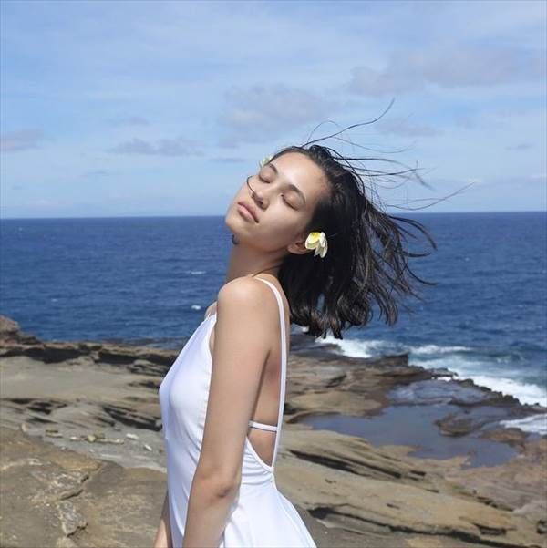 モデル水原希子が露出度の高い服装で胸の谷間見えセクシーなInstagram画像