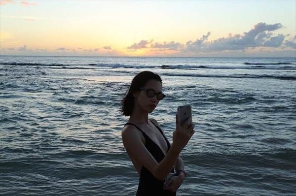 モデル水原希子が露出度の高い服装で胸の谷間見えセクシーなInstagram画像