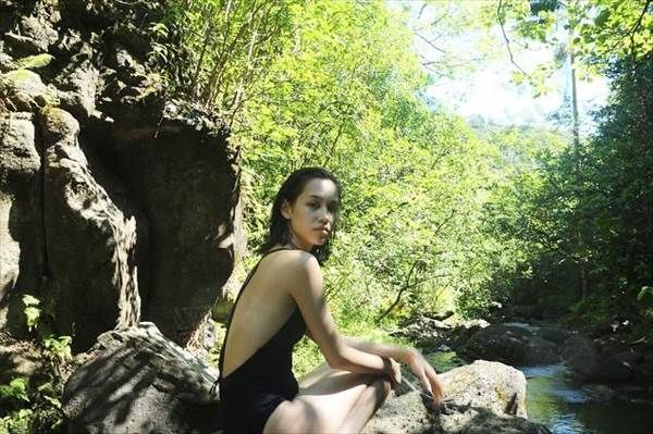 モデル水原希子が露出度の高い服装で胸の谷間見えセクシーなInstagram画像