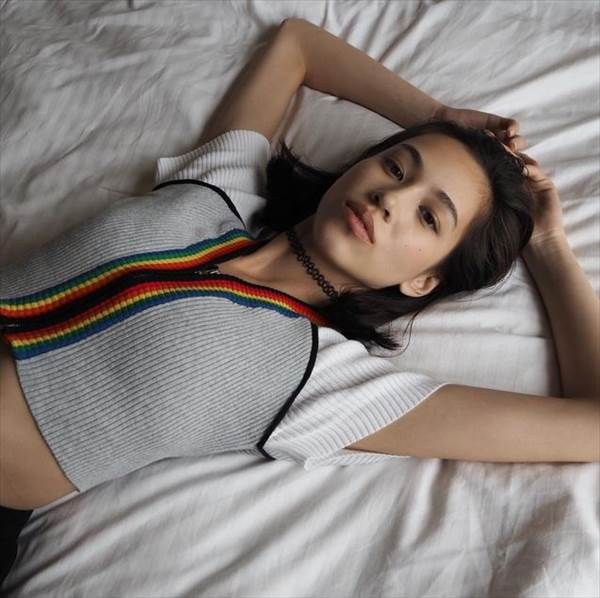 モデル水原希子が露出度の高い服装で胸の谷間見えセクシーなInstagram画像