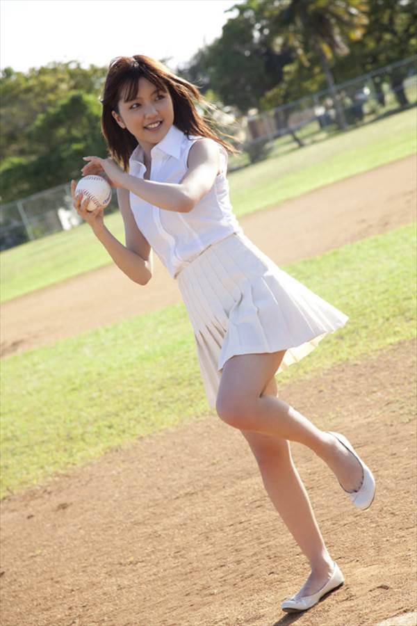 元ハロプロ真野恵里菜のセクシー衣装で生足・太もも、ビキニ水着画像