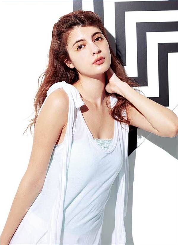 モデルマギーがファッション誌「ＶｉＶｉ」でセミヌードで横乳、胸元、セクシーな下着姿エロ画像