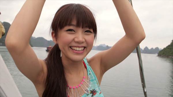 声優三森すずこの胸の谷間、生足・太もも、腋の抜けるエロい画像