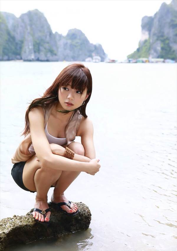 声優三森すずこの胸の谷間、生足・太もも、腋の抜けるエロい画像