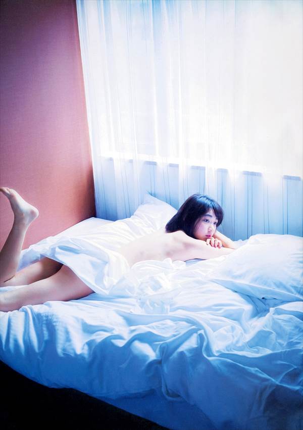 HKT48宮脇咲良の初写真集『さくら』の17歳にしては過激すぎる桃尻画像