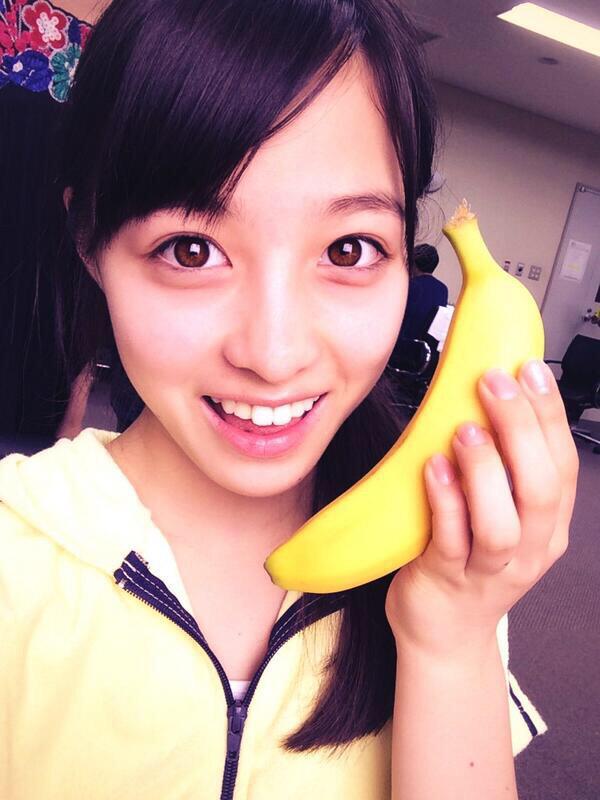 アイドル橋本環奈のすっぴん姿にバナナ画像「今日はバナナの日なんだって～メイク前だから、すっぴん。笑」