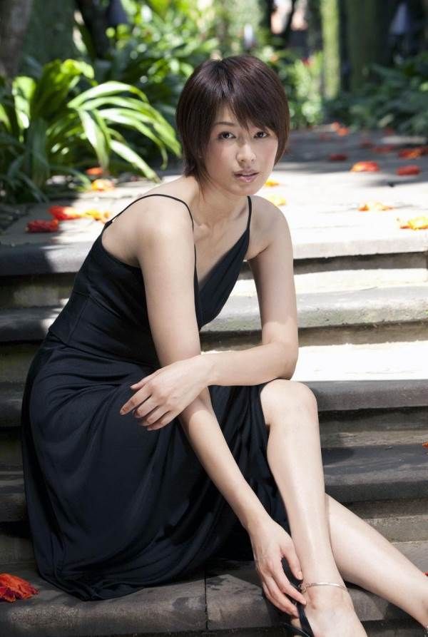 ボーイッシュな吉瀬美智子の露出度の高いエロい衣装画像