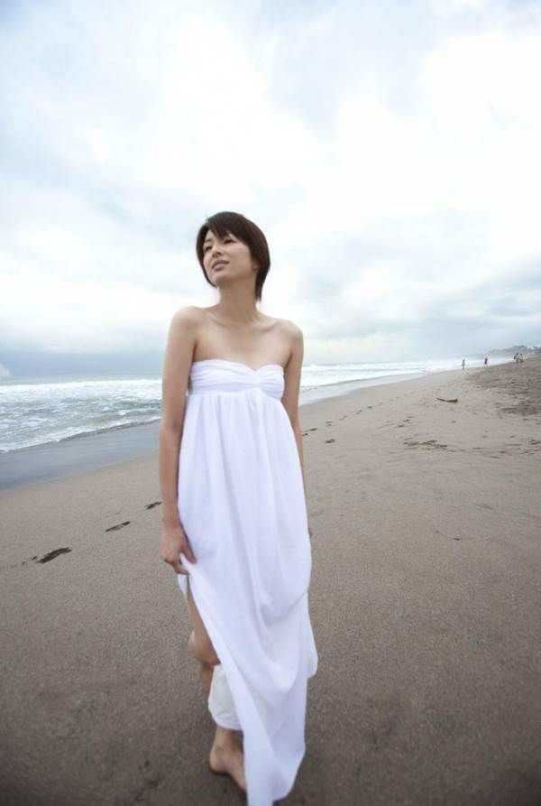 ボーイッシュな吉瀬美智子の露出度の高いエロい衣装画像